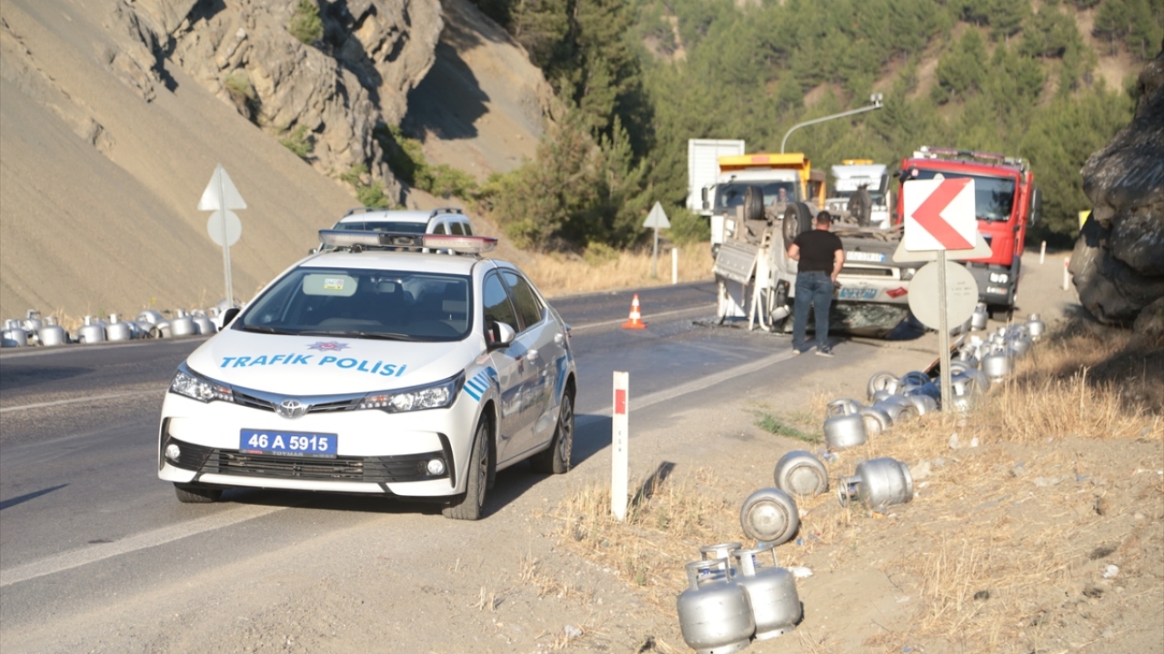 Olay yerine sevk edilen polis ve itfaiye ekiplerinin tüpleri toplamasıyla trafik akışı normale döndü.