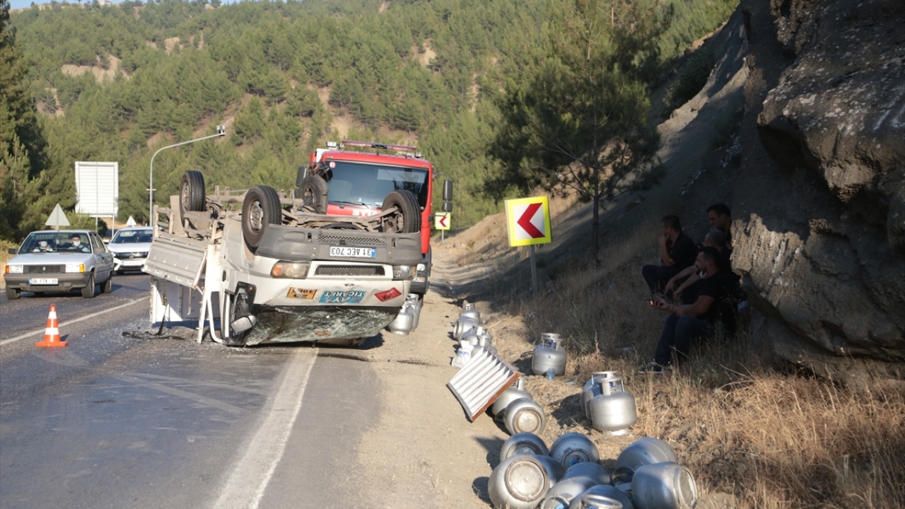 Kahramanmaraş`ta mutfak tüpü yüklü kamyonetin devrilmesi sonucu sürücü yaralandı.