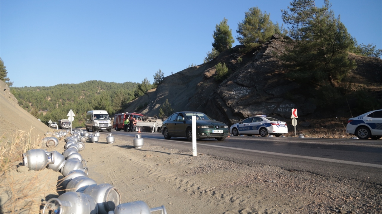 Kazada, kamyonetteki tüplerin yola dağılması sonucu trafik bir süre aksadı.