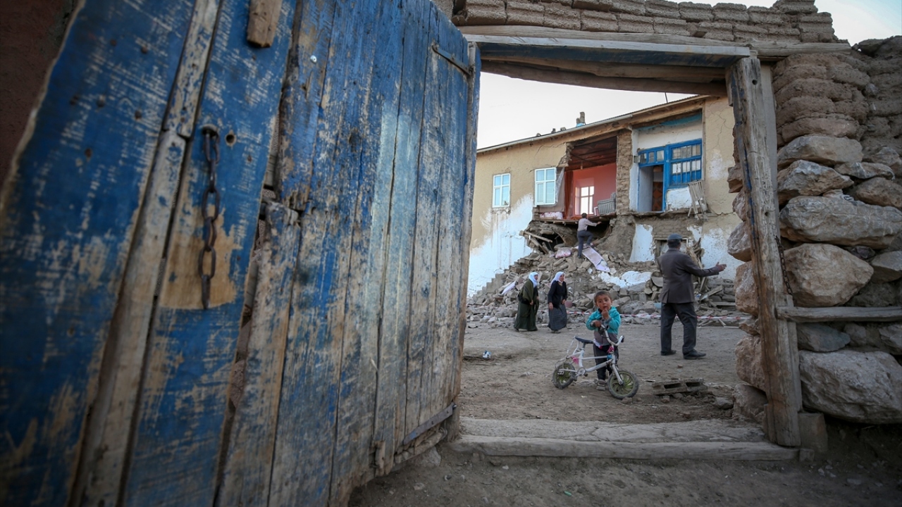 Deprem sonrası vatandaşlar yıkılan evlerinden eşyalarını kurtarmaya çalıştı.