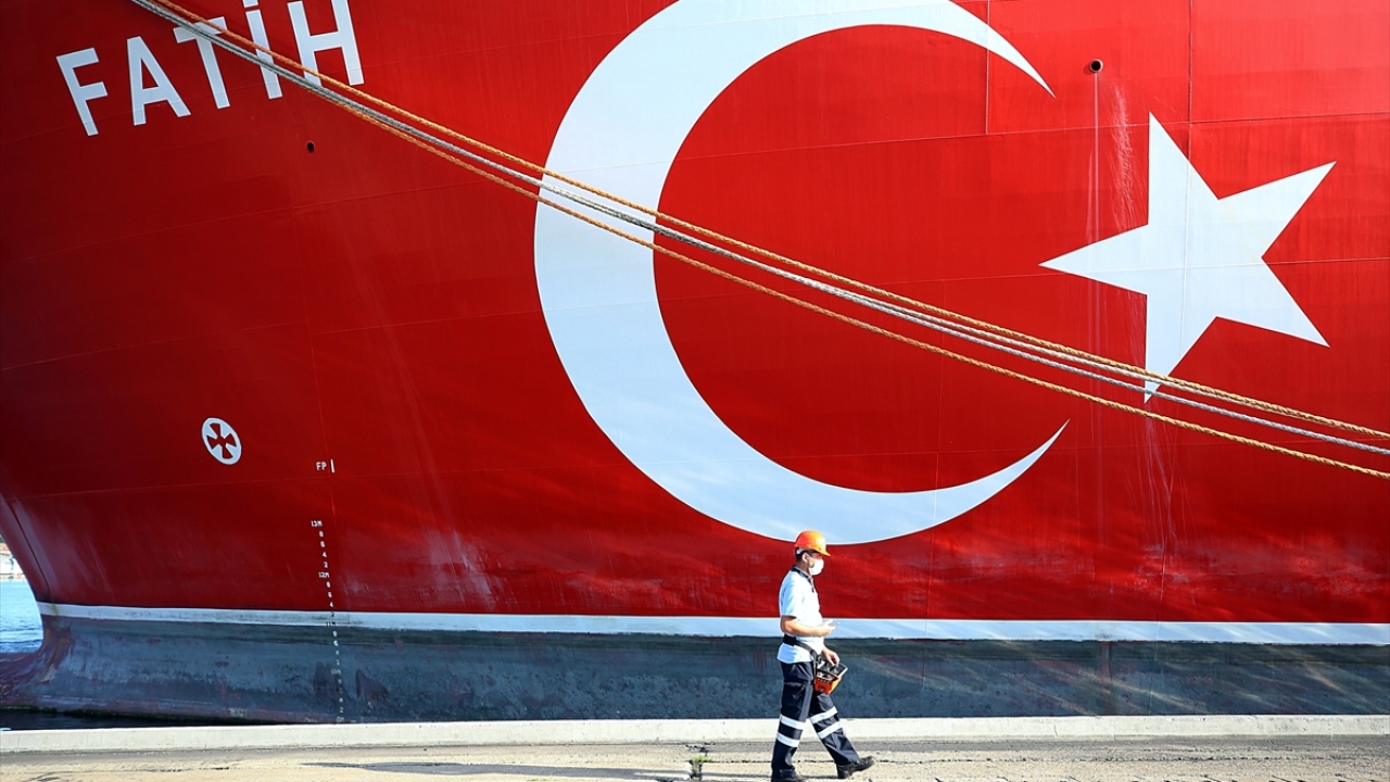 Liman çalışanlarının Türk bayrakları eşliğinde uğurladığı Fatih, römorkörler yardımıyla limandan ayrıldı.