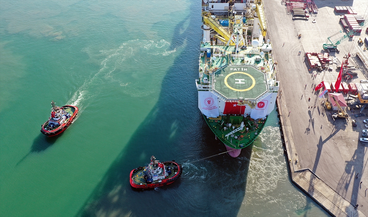 Öte yandan geminin limandan ayrılışı havadan görüntülendi. 