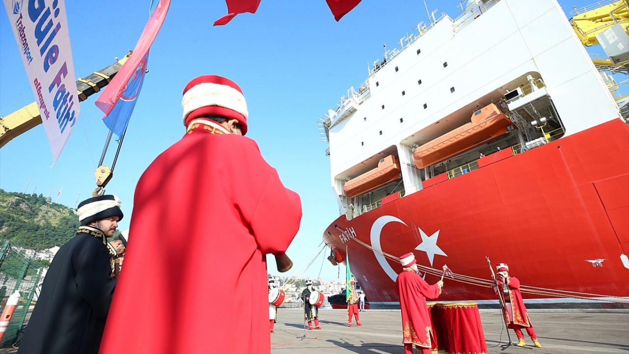 229 metre uzunluğunda, 36 metre genişliğinde ve 51 bin 283 groston ağırlığındaki Fatih`in limandan ayrılışı nedeniyle sabah saatlerinde düzenlenen törende, Trabzon Büyükşehir Belediyesi mehteran takımı konser verdi.