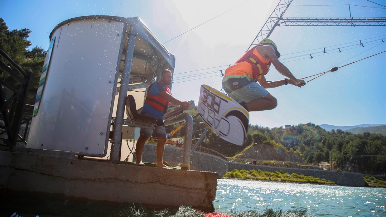 Hatay kent merkezine yaklaşık 10 kilometre mesafedeki Karlısu Göleti`ne Büyükşehir Belediyesince su sporları için kurulan tesis, bölgenin turnuvalara ev sahipliği yapması için geliştiriliyor. 