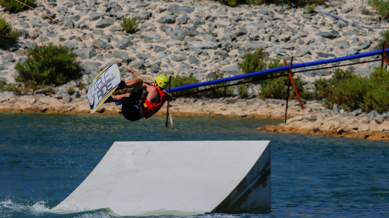Yemyeşil doğası ve manzarasıyla görenleri hayran bırakan bölgede, gölete su sporları için rampalar kuruluyor, direkler ve diğer gerekli malzemeler yerleştiriliyor. 