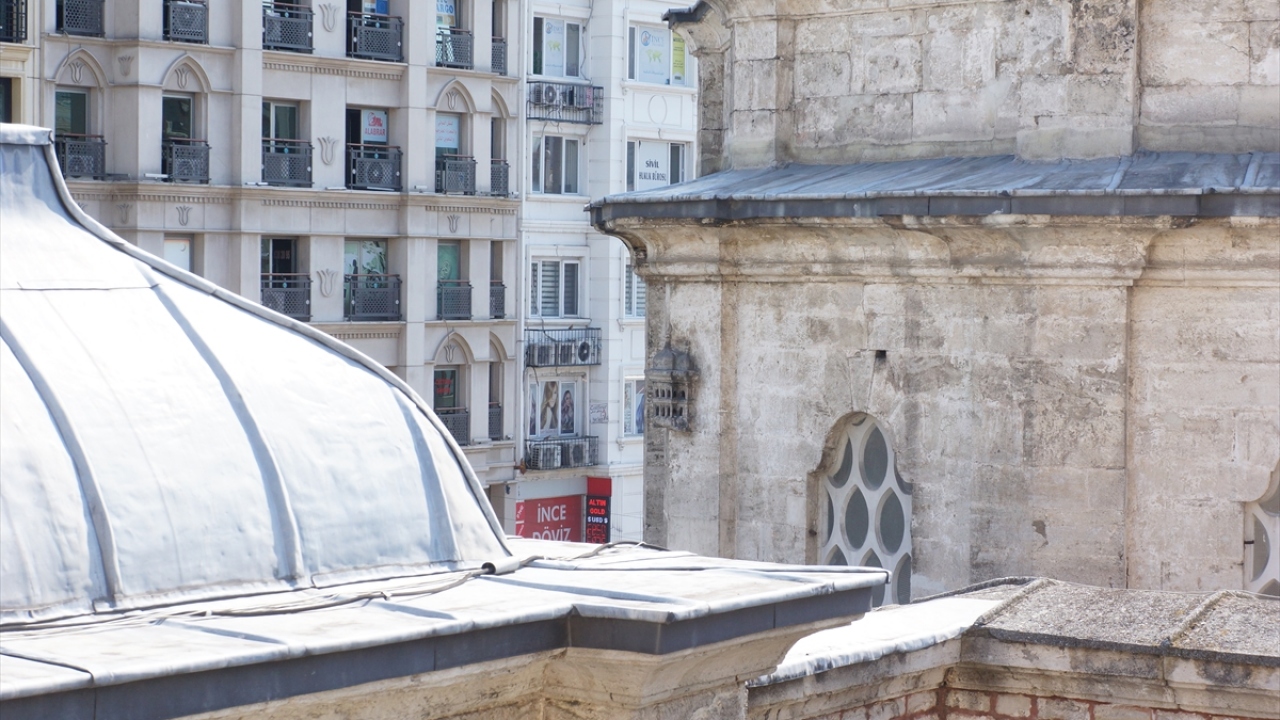 Sultan 3. Mustafa Türbesi`nde de kuş evleri bulunuyor.