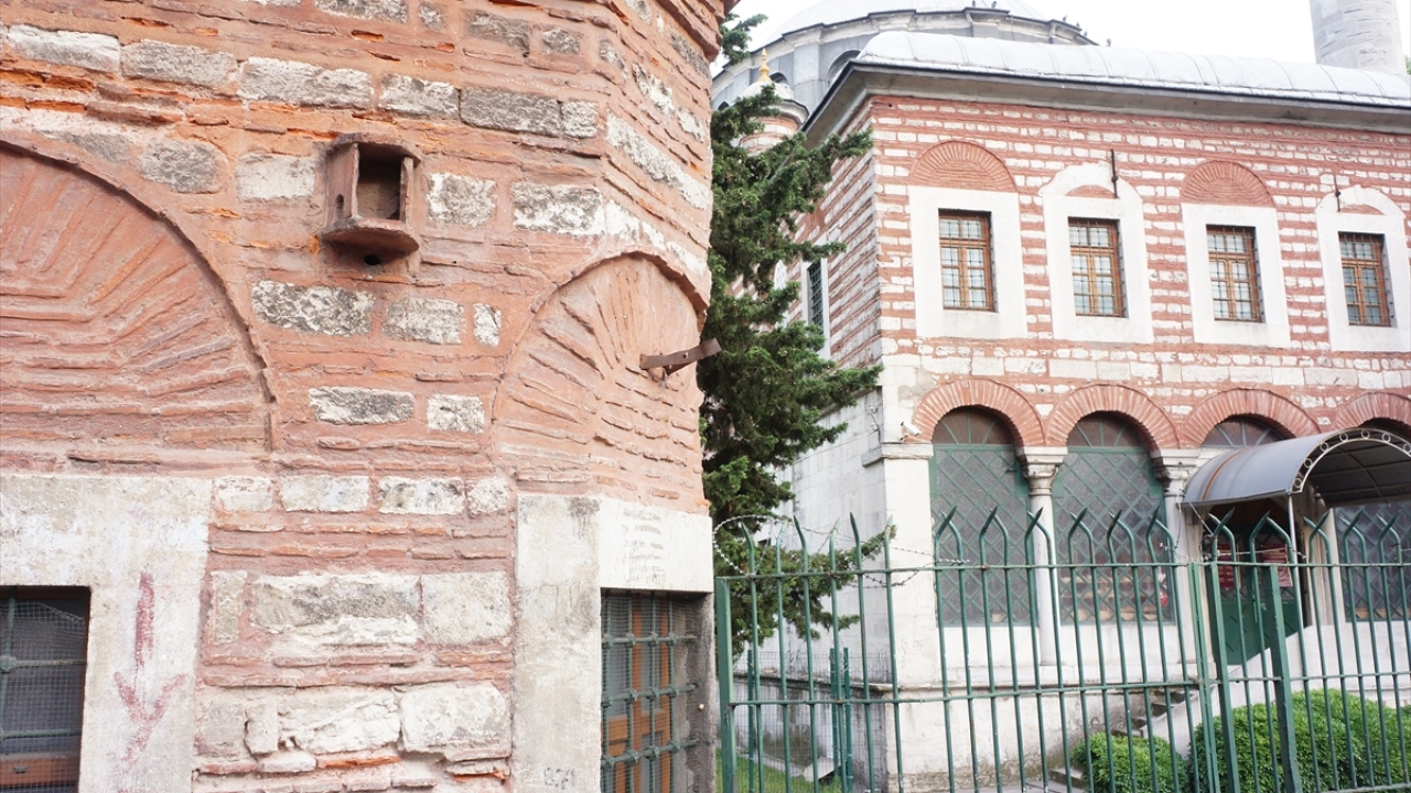 Şebsefa Kadın Külliyesi`nde de kuş evleri bulunuyor.