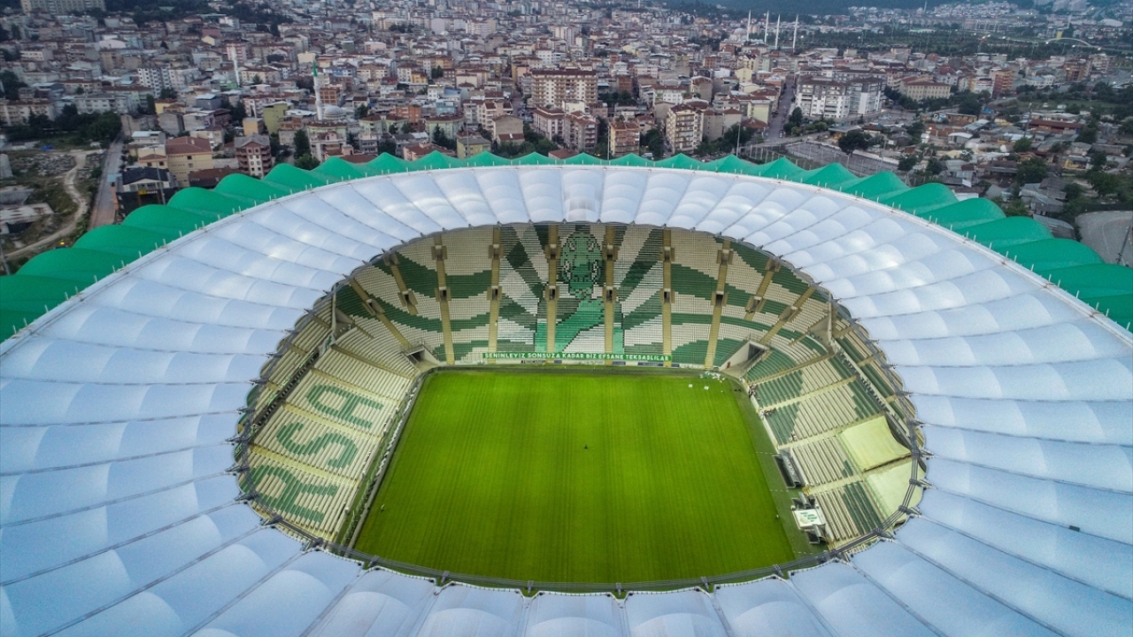 Yeni tip koronavirüs (Covid-19) tedbirleri kapsamında maçların seyirsiz oynanacak olmasının ardından, Teksas Taraftar Grubu üyeleri boş kalan tribünleri farklı koreografilerle renklendirmeye karar verdi.