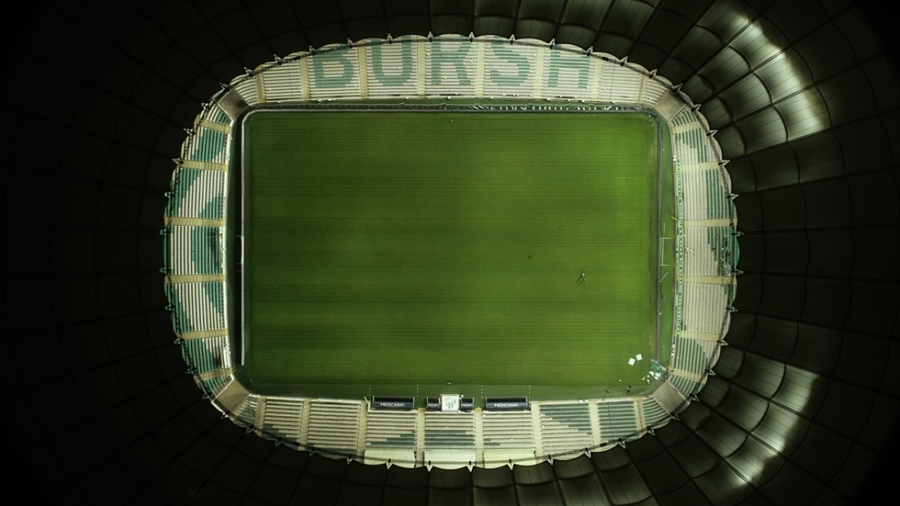 5 farklı renkte yaklaşık 12 bin 500 çöp poşetiyle Bursa Büyükşehir Belediye Stadı`nın güney kale arkasında bulunan "Teksas" tribününü donatan taraftar grubu, timsah figürlü koreografi oluşturdu.