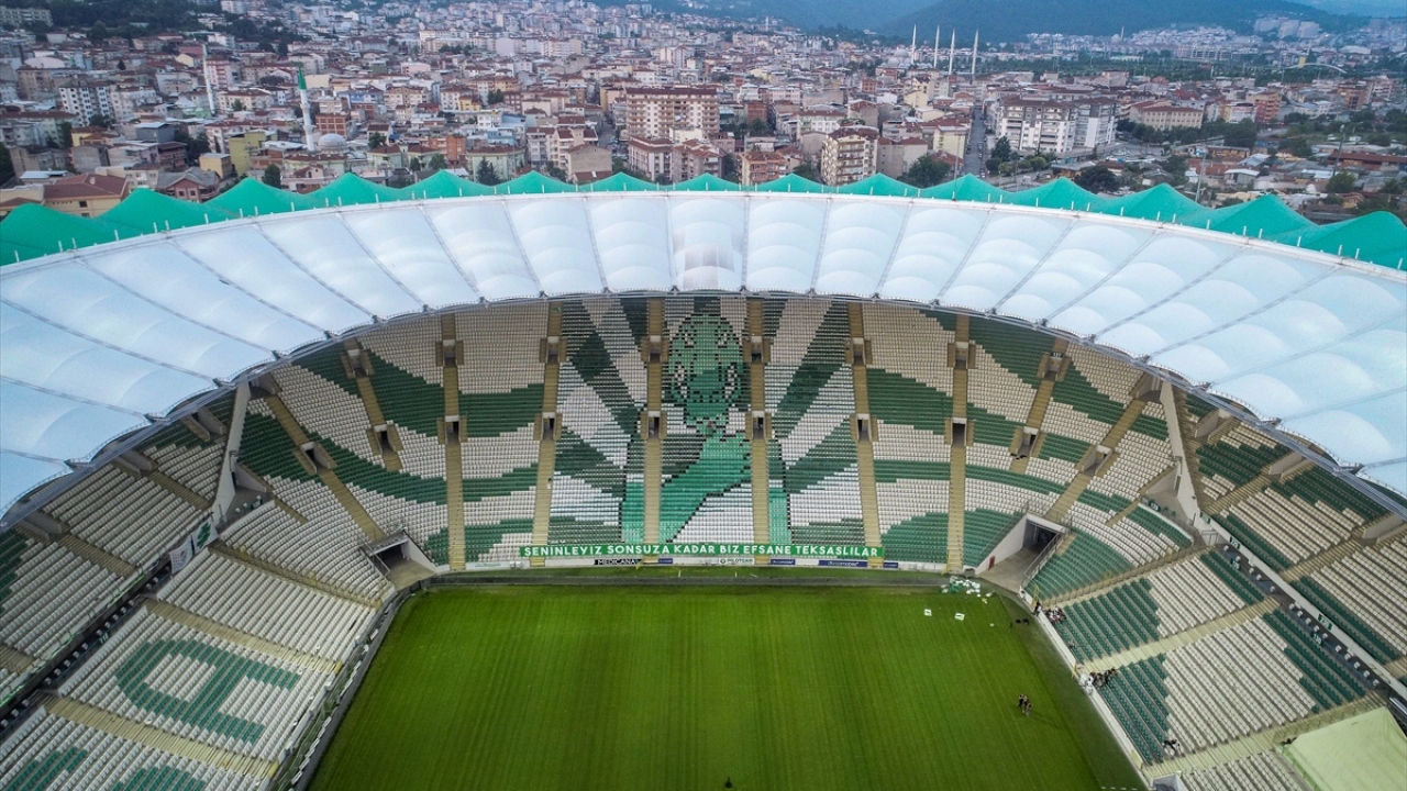 Bursasporlu taraftarların bu çalışması drone ile havadan görüntülendi.