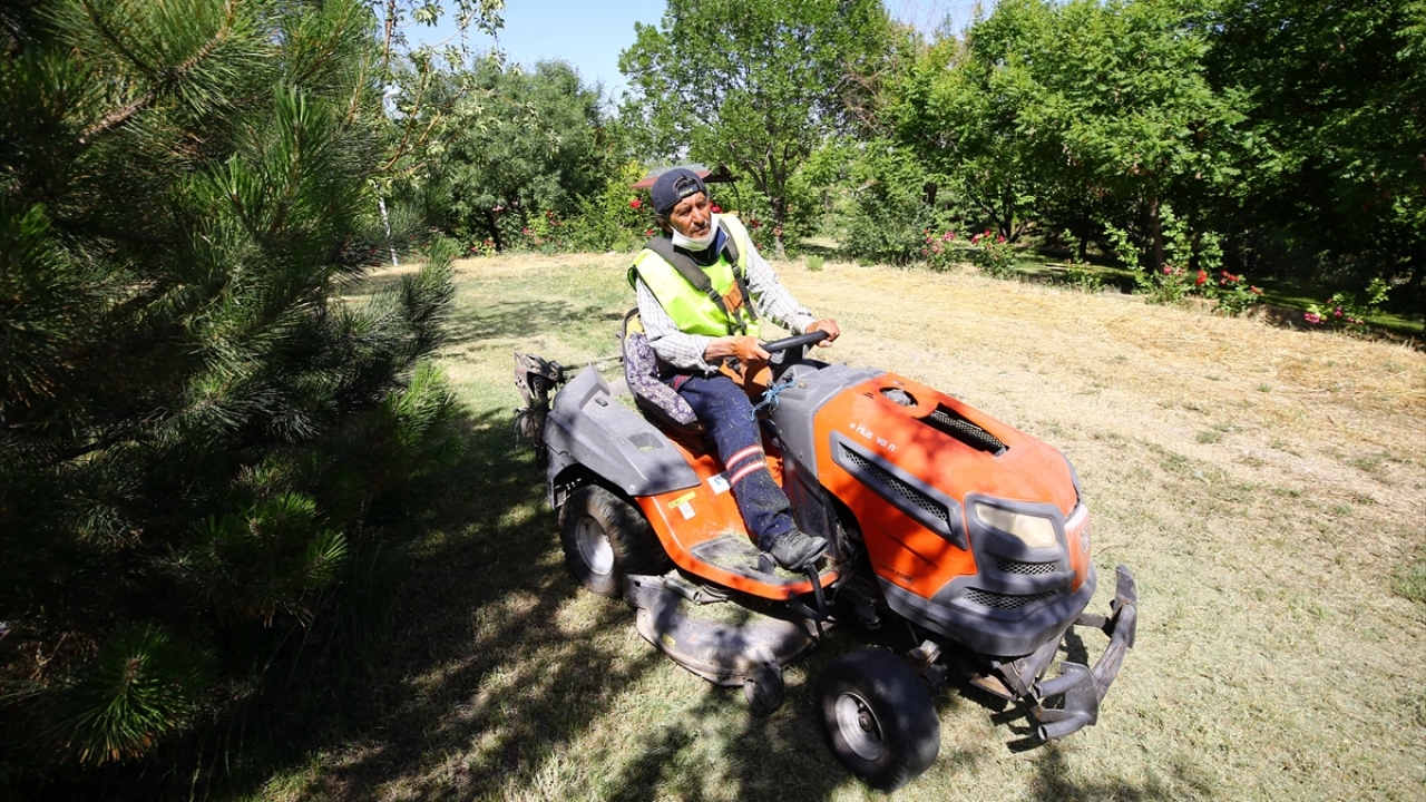 Tabak, ilk hedefinin yaşadığı ilçenin 60 bin kişilik nüfusu kadar fidanı toprakla buluşturmak, sonrasında ise Konya’nın nüfusu kadar ağaçtan oluşan ormanı insanlara sunmak istediğini sözlerine ekledi.