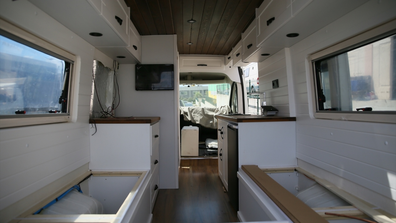 Karavan üreticileri de siparişleri yetiştirmek için yoğun mesai harcıyor.