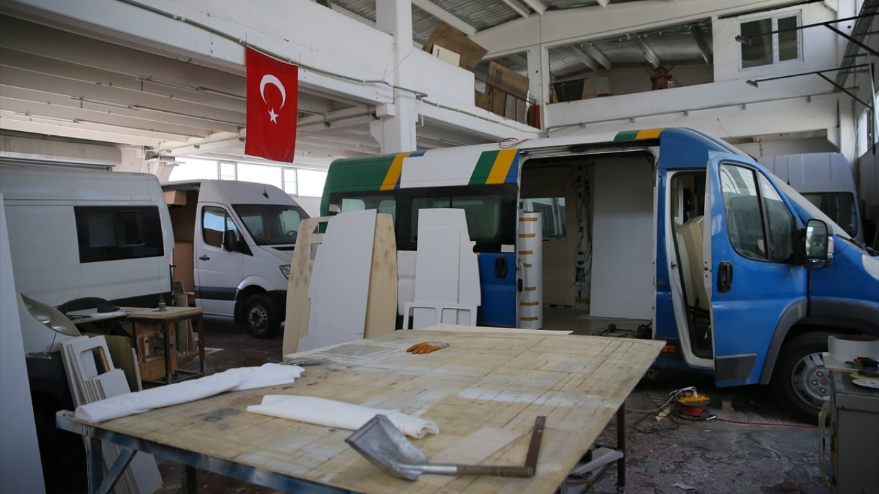 Müşterilerin getirdiği panelvanları, talep doğrultusunda dizayn ettiklerini aktaran Urundaş, sektörün en büyük probleminin ÖTV olduğunu, bu nedenle 5 yaşından büyük araçlar üzerinde çalıştıklarını aktardı. 