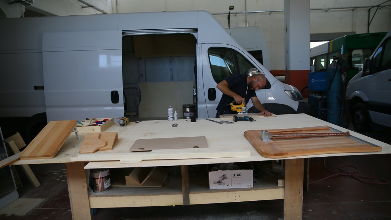 Karavanların atık depolarının boşaltılabileceği durakların yeterli miktarda olmamasının karavancıları zorladığını da kaydeden Urundaş, bu konuya da çözüm bulunmasını istediklerini dile getirdi. 