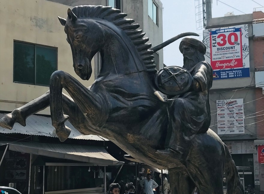 Çok fazla site sakininin yönetimden Ertuğrul Gazi`yle ilgili talepte bulunduğunu aktaran Çima, "Heykelleri Kamalia şehrindeki metal ve fiber ustalarına yaptırdık. Heykelin dikildiği yere Ertuğrul Gazi Kavşağı diyeceğiz." dedi.