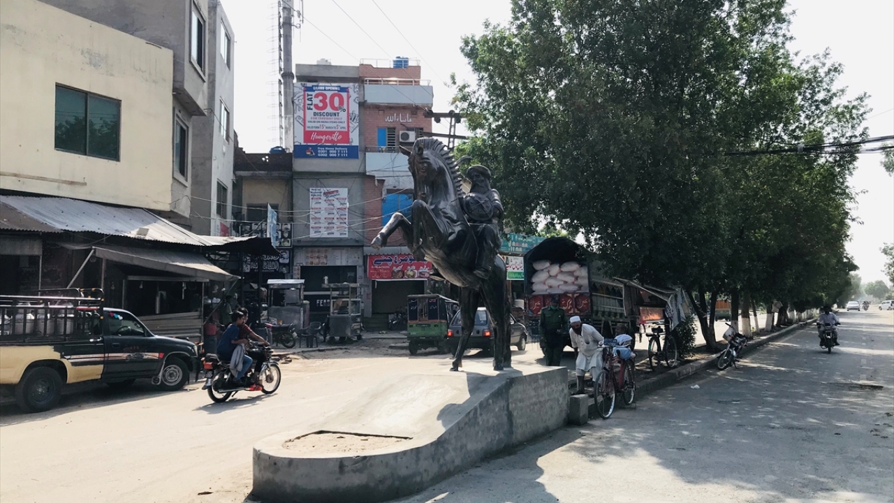 Çima, bölgedeki kavşakların isimlerini Müslüman savaşçılardan aldığını belirterek, "Bu küçük şeyler kim olduğumuzu ve İslami değerlerimizi hatırlamamızı sağlıyor." ifadesini kullandı.
