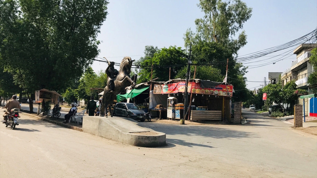 Pakistan Başbakanı İmran Han`ın isteğiyle ramazan ayında devlet televizyonu PTV`de Urduca dublajlı yayınlanmaya başlayan dizinin ilk bölümü YouTube`da 60 milyon kere izlendi. 