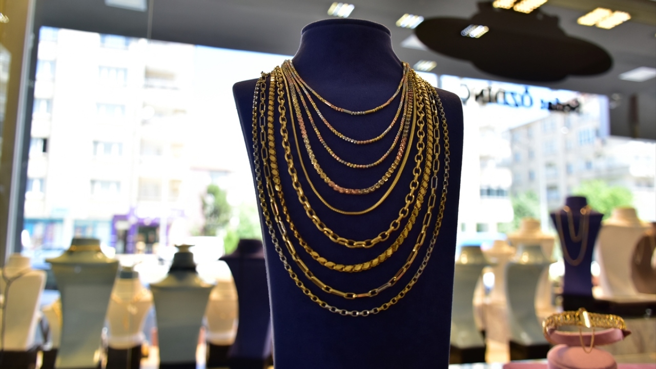 Covid-19 nedeniyle düğünleri ertelenen çiftler, normalleşme süreciyle yeniden tatlı bir telaş içine girdi.  