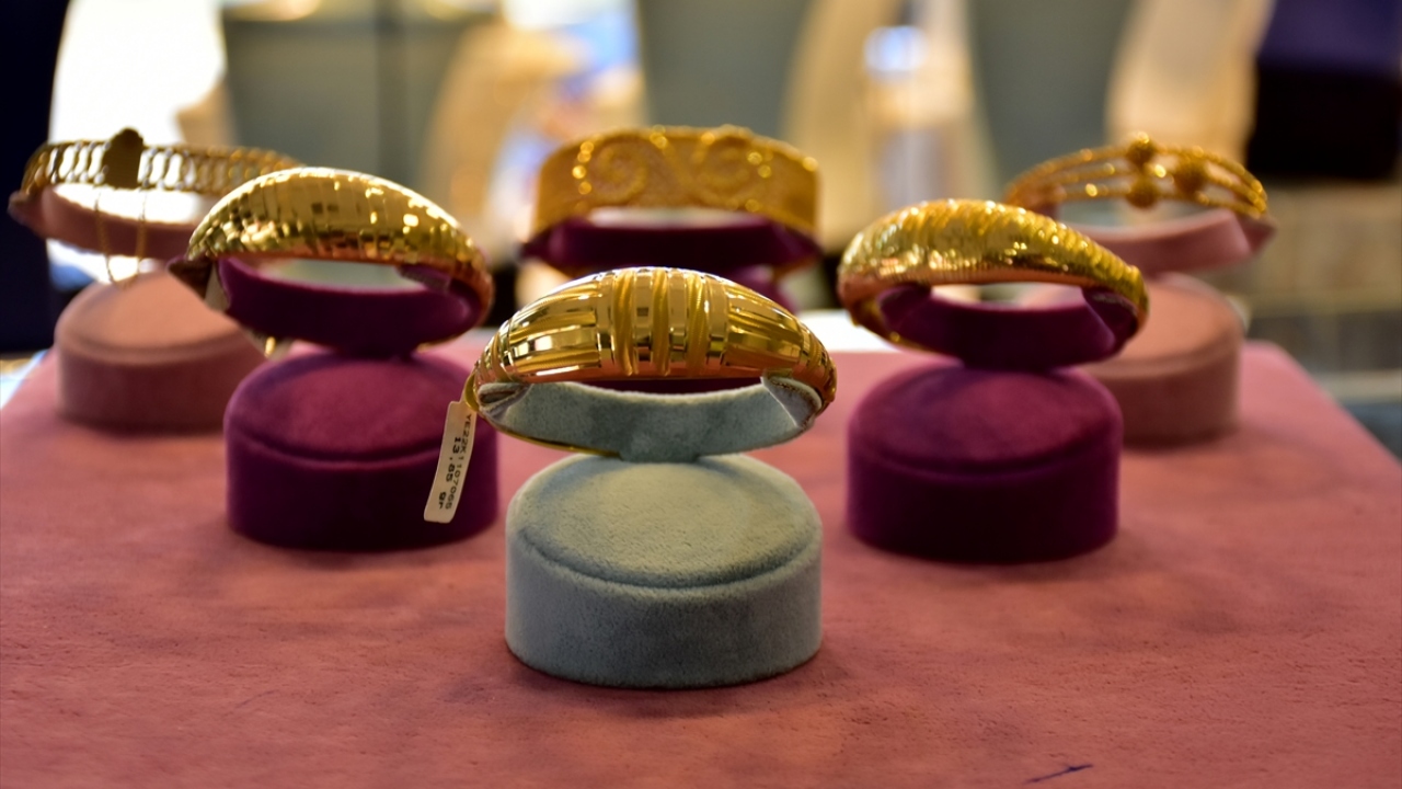 Salgınla birlikte dünya genelindeki etkiyle altın fiyatlarının yükseldiğini ifade eden Özdinç, bunun da evlenecek çiftlere yansıdığını belirtti. 