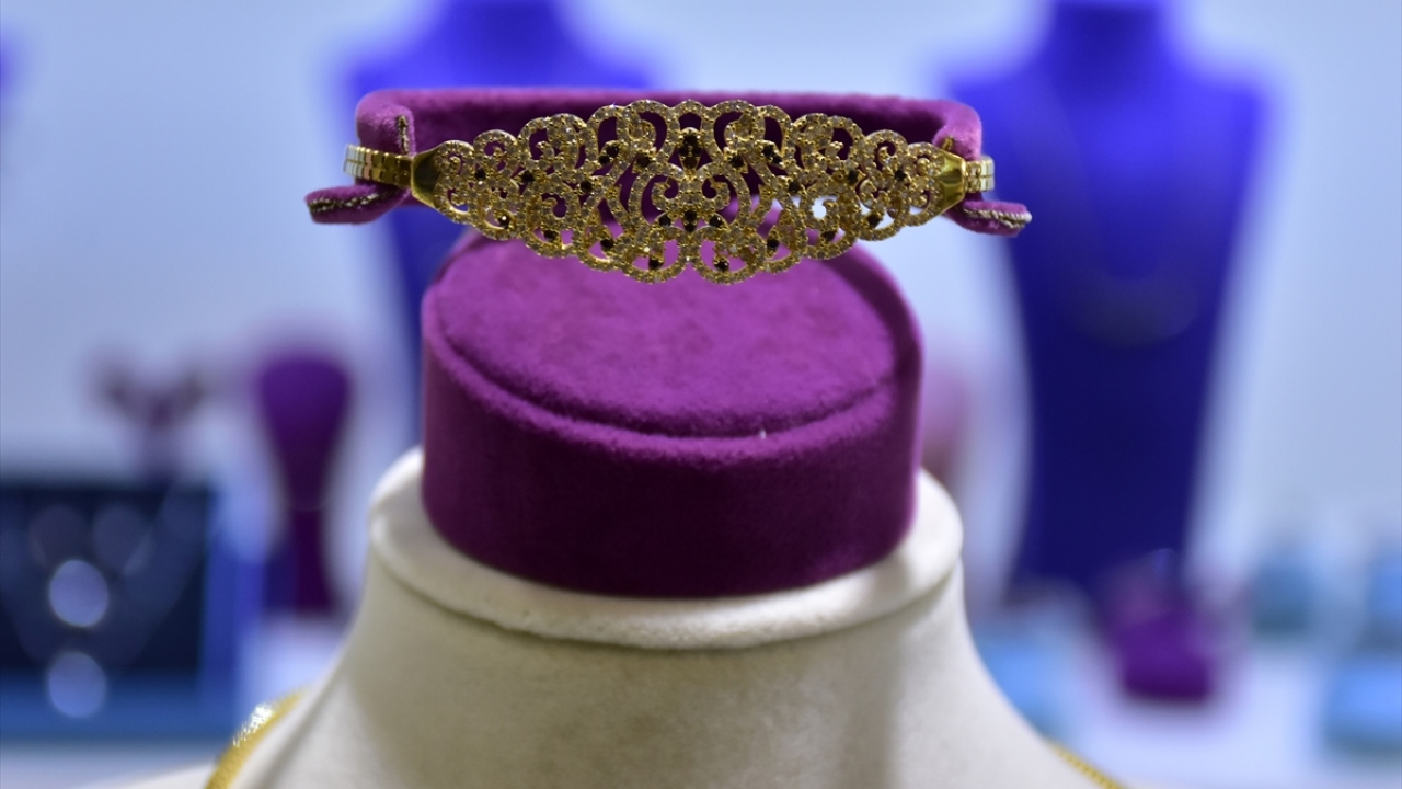 Bu değişikliğin kuyumcuları da etkilediğini ifade eden Özdinç, 1 Temmuz itibarıyla düğünlerin yapılacak olmasının piyasaya bir hareketlilik getirdiğini aktardı.