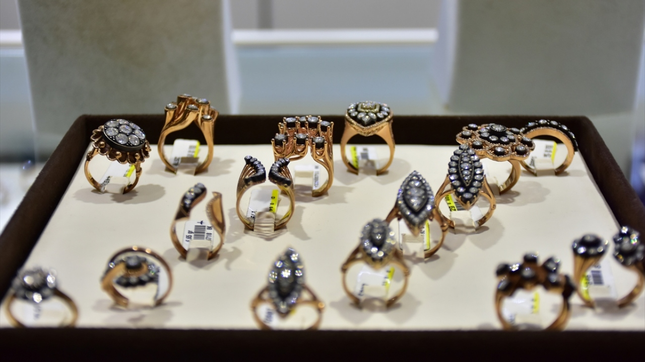 Özdinç, düğünlere davetli olarak gelenlerin taktığı altınlarda da tercihlerin değiştiğini anlatarak, "Artık çeyrek ve yarım altın takan kalmadı gram altına dönüldü." dedi.