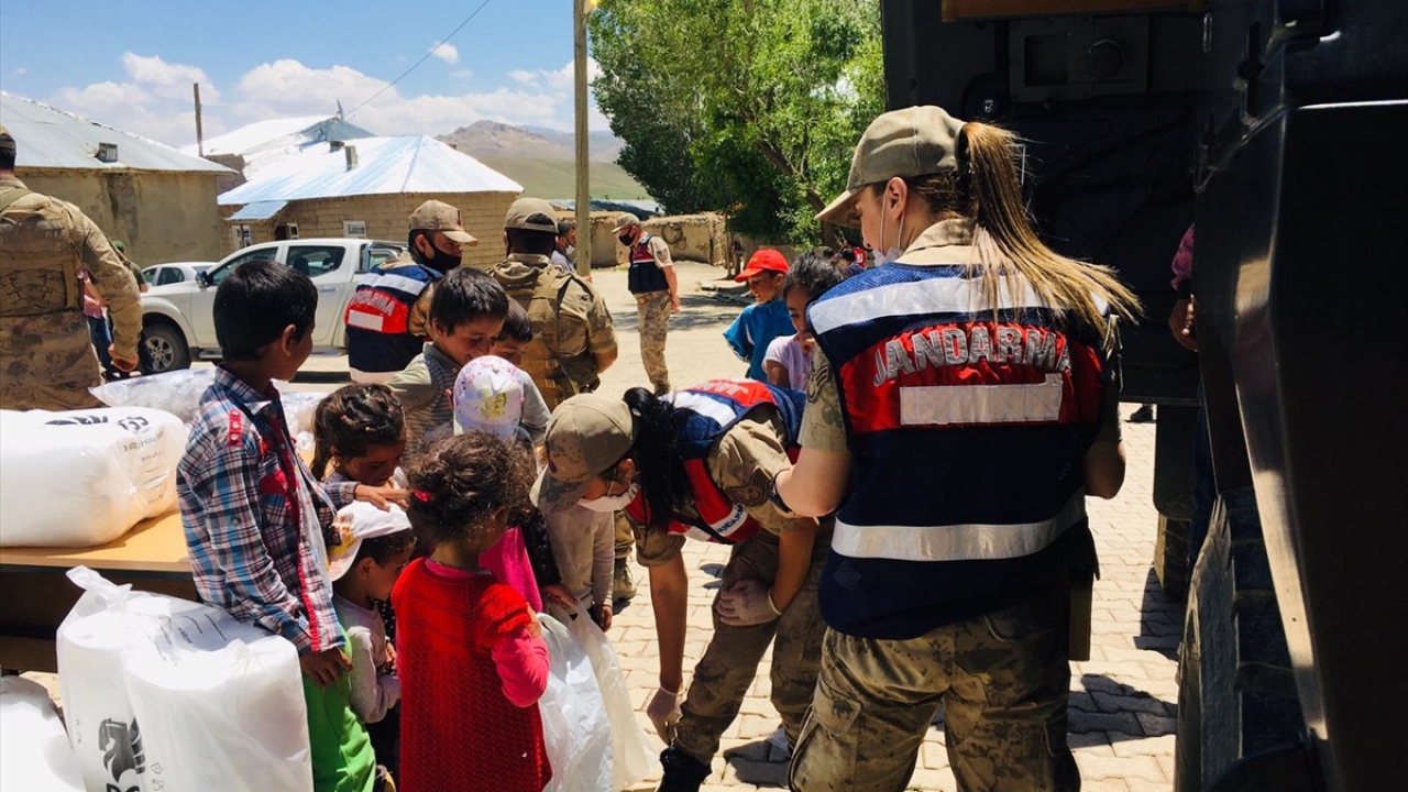 Van`da meydana gelen 5,4 büyüklüğündeki depremde hasar gören Gürpınar ilçesine bağlı Elaçmaz Mahallesi`nde, vatandaşların yaralarının sarılmasına yönelik çalışmalar devam ediyor.