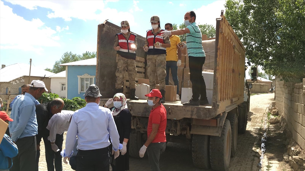 Türk Kızılayınca ağır hasarlı yapıların bulunduğu mahallede vatandaşlara sıcak yemek dağıtımı sürüyor. 