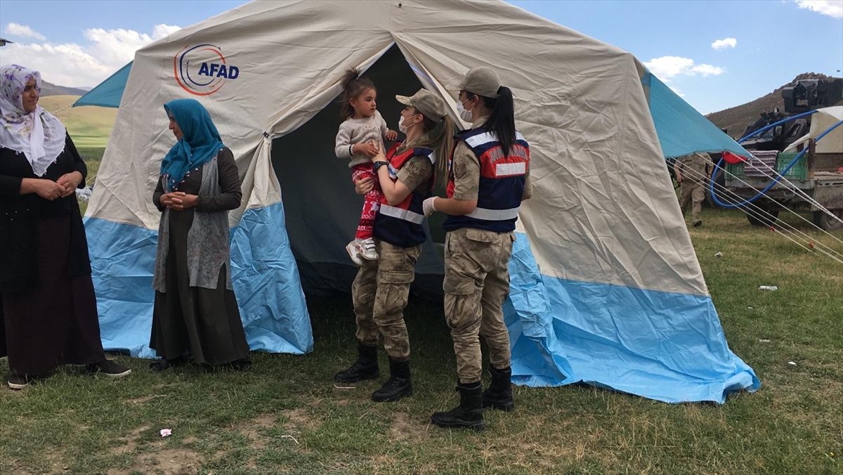 Gürpınar Kaymakamlığı ve belediye ekipleri de evlerine giremeyen ihtiyaç sahibi vatandaşlara gıda kolileri dağıttı.