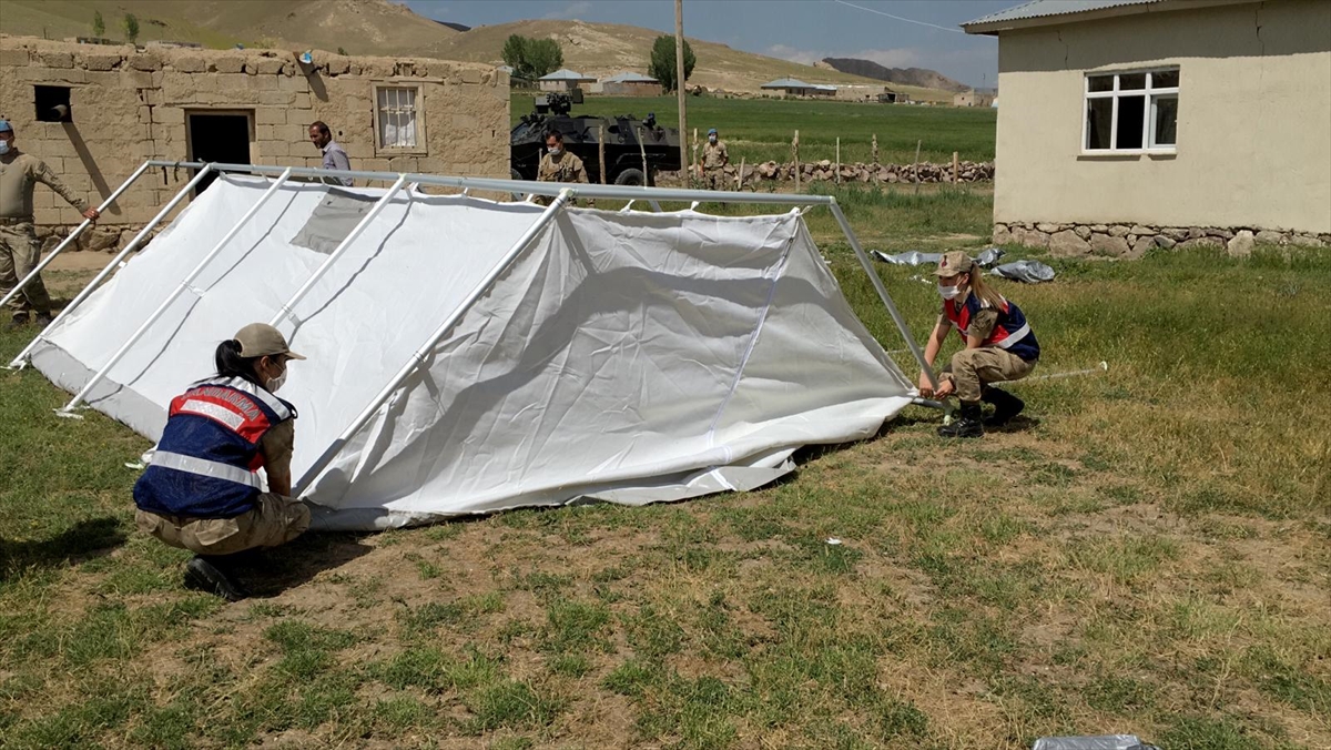 Depremin hemen ardından mahalleye ulaşan AFAD, jandarma ve İHH ekipleri, depremzedeler için getirilen 202 çadırın kurulumu için çalışmalarını sürdürüyor.