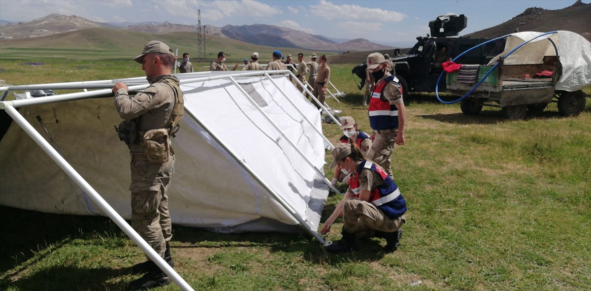 İlçe Jandarma Komutanlığında görevli kadın astsubaylar da depremden etkilenen mahalleye gelerek çadır kurulumu için ekiplere yardım etti.