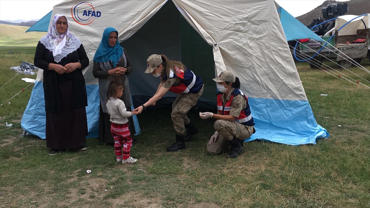 Vatandaşların sıkıntılarıyla da yakından ilgilenen kadın astsubaylar, Kızılay ekipleriyle beraber yemek dağıttı, vatandaşlara yardım kolileri ulaştırdı.