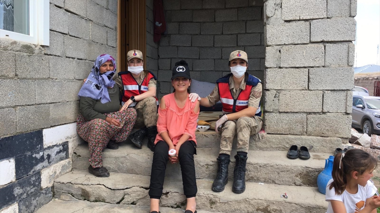 Depremzede çocuklarla da oyun oynayarak moral veren kadın astsubaylar, yaptıkları çalışmalarla vatandaşların gönlüne dokundu.