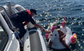 Denizde sürüklenen iki çocuğa Sahil Güvenlik'ten yardım eli