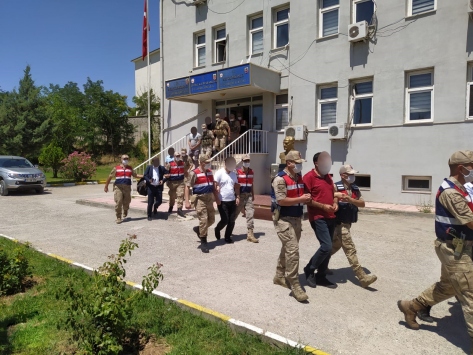 Diyarbakırda kamu görevlisi olduklarını belirterek dolandırıcılık yapan 7 kişi tutuklandı