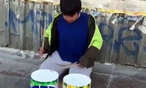 Yoğurt kovalarıyla yeteneğini konuşturdu