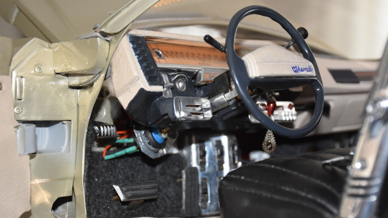 Okurgan, evine gelen misafirlere klasik otomobilindeki sistemle müzik de çalıyor.