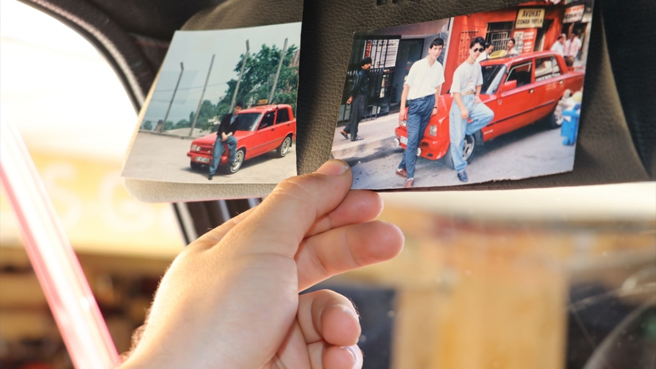 Şehit amcasının ismini taşıyan sokakta ikamet eden ve eve ait garajda otomobili muhafaza eden yeğen Sütçü, aynı zamanda şehidin eşyalarıyla düzenlenen odada hiç görmediği amcasının hatıralarıyla yaşıyor.