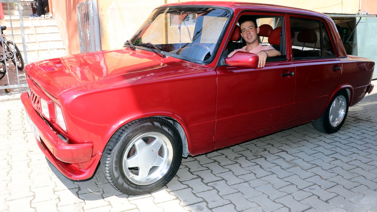 Sütçü, amcasının o dönemlerde arabasına "uçan teneke" ismini taktığını belirterek şöyle devam etti: