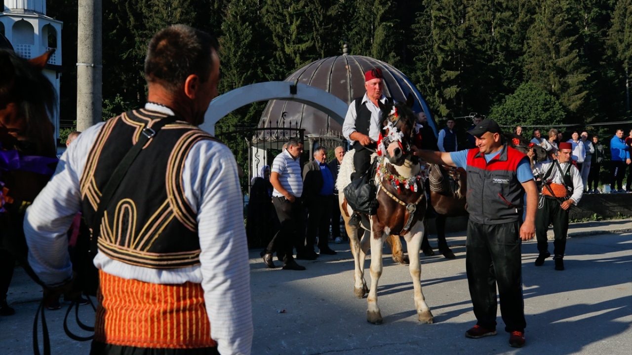 Organizatörler, hareket öncesinde binicilere maske dağıttı.
