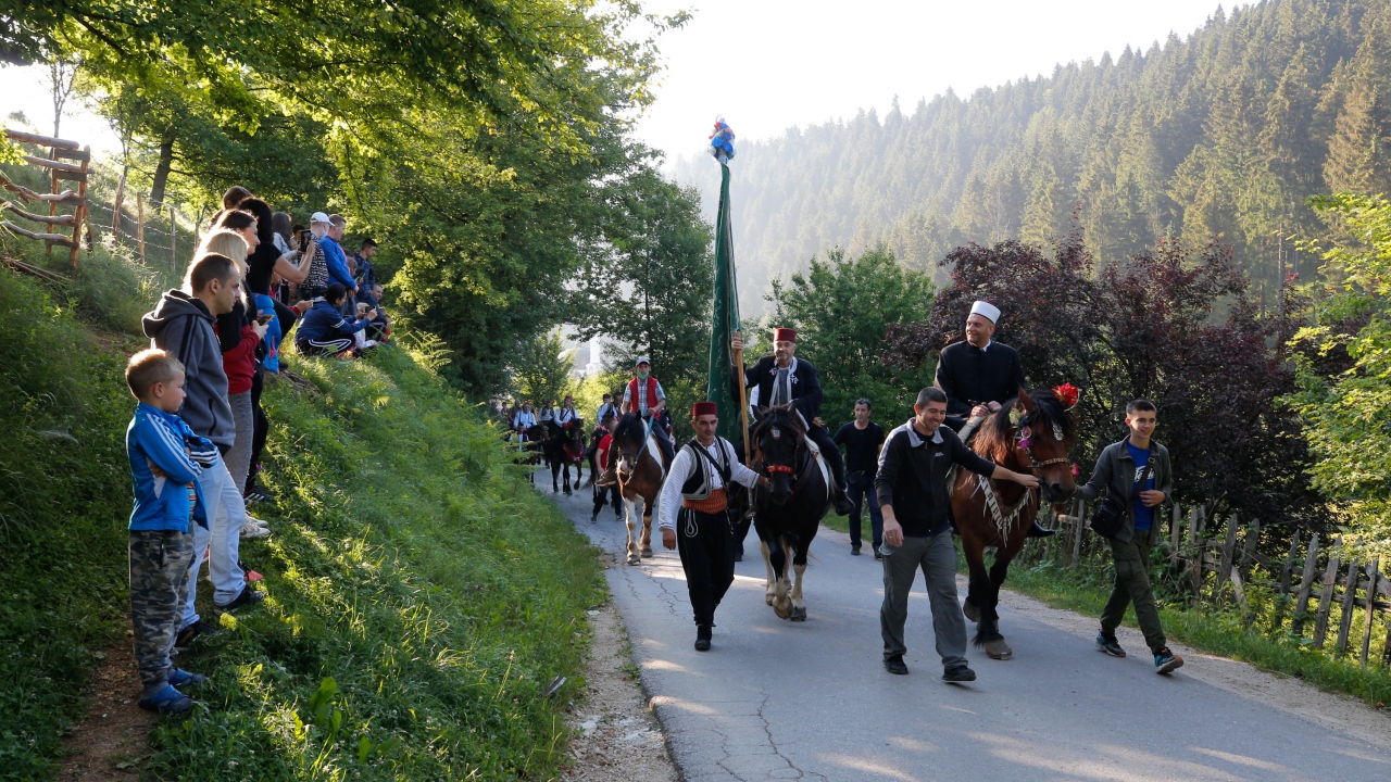 Her yıl binlerce kişinin katılımıyla kutlanan Ayvaz Dede Şenlikleri, Bosna Hersek`te bu zamana kadar yapılan en uzun soluklu etkinlik olarak biliniyor.