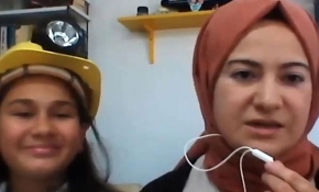 Küçük Hilal madenci kıyafetiyle Bakan Selçuk'un dikkatini çekti