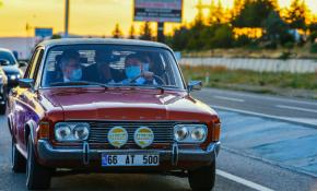 Cumhurbaşkanı Yardımcısı Oktay klasik otomobil kullandı