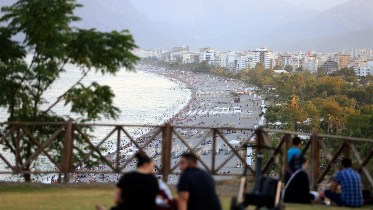 Dünyaca ünlü Konyaaltı sahilinde piknik yapan vatandaşlar yoğunluk oluşturdu.