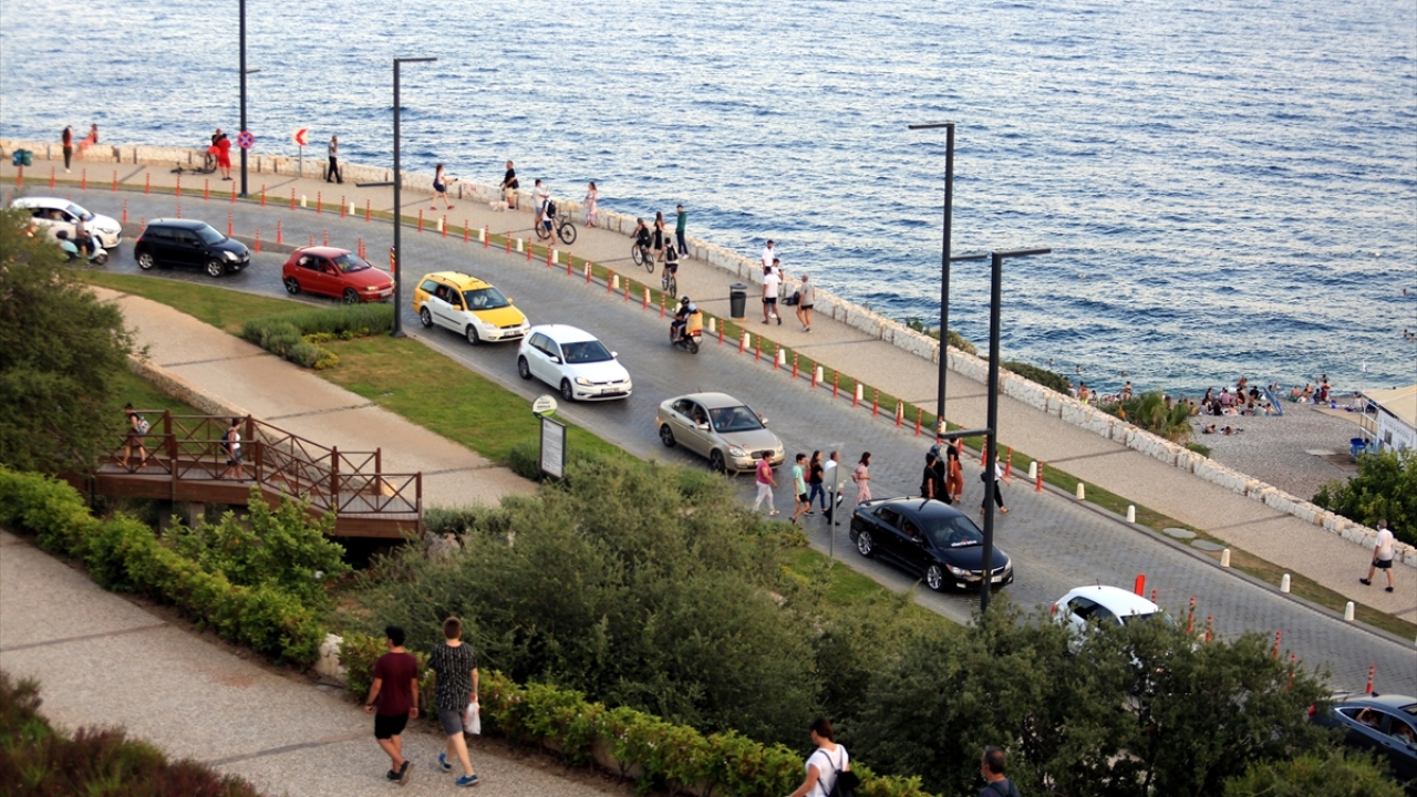 Kısıtlamanın kalkmasıyla kentte trafik yoğunluğu da arttı.
