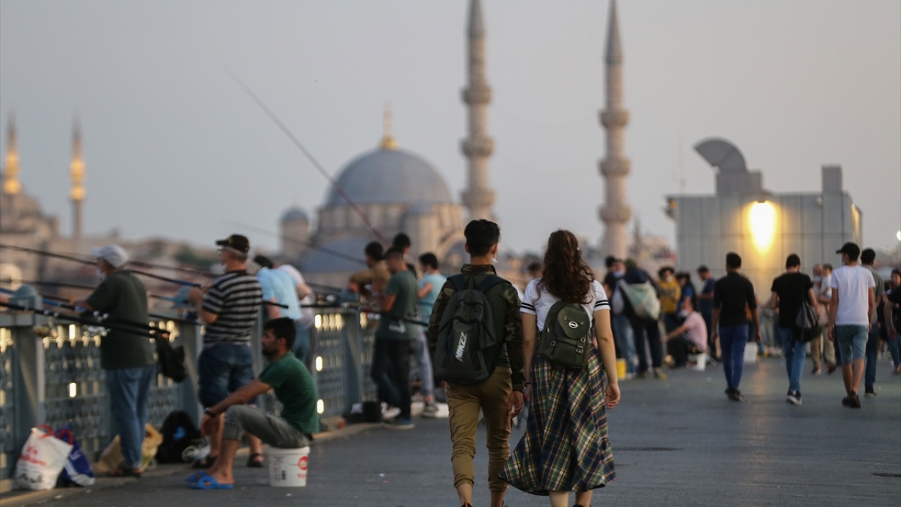 Türkiye genelinde 09.30-18.30 saatleri arasında uygulanan kısıtlamanın tamamlanmasıyla İstanbul`da bazı vatandaşlar Galata Köprüsü`ne gelerek balık tutarken bazıları da yürüyüş yaptı.