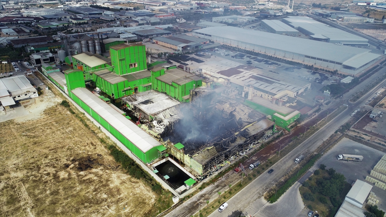 Merkez Sarıçam ilçesindeki AOSB`de, nişasta fabrikasının depo bölümünde başlayan ve ekiplerce kontrol altına alınan yangında soğutma çalışmaları sürüyor.