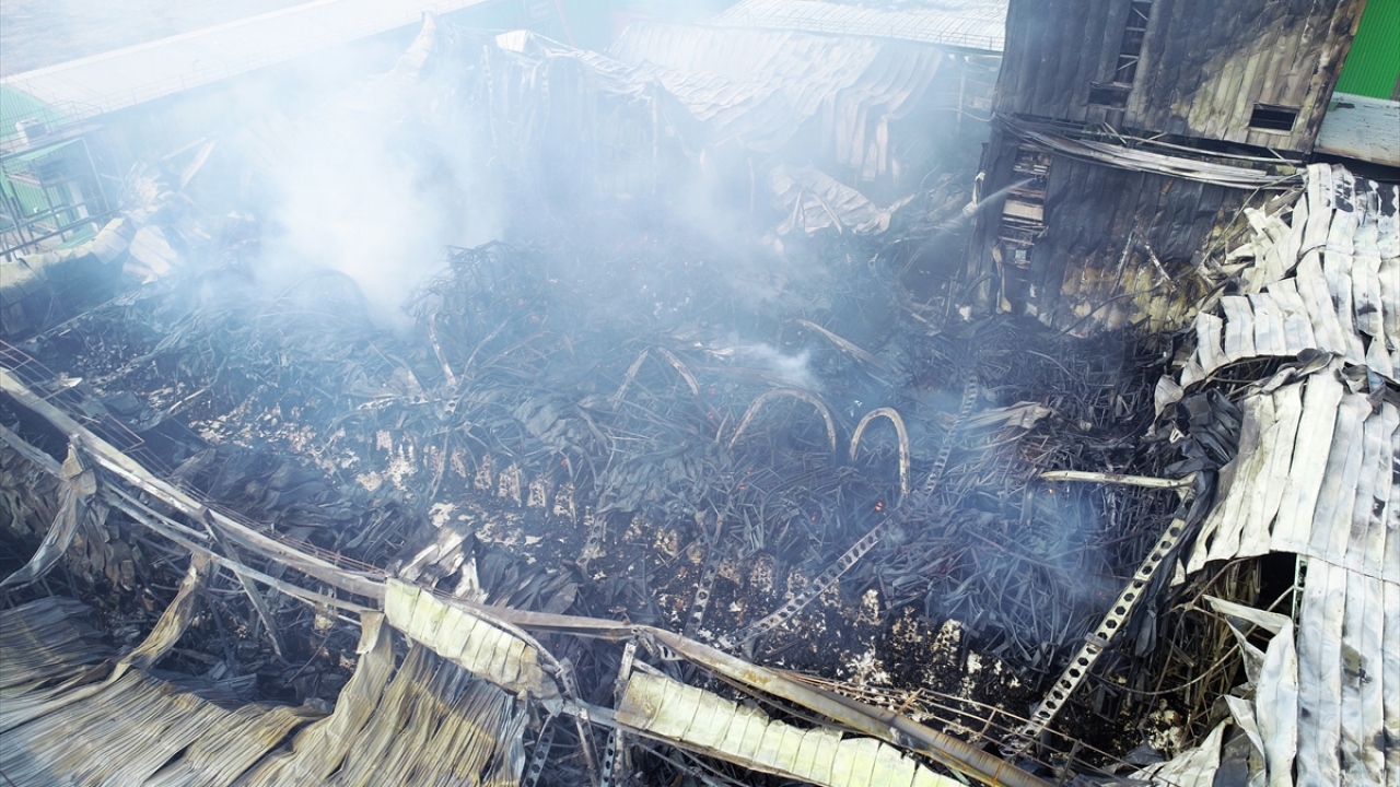 Güneşin doğmasıyla fabrikanın kısmen çöken depo kısmının tamamen yandığı ve kullanılamaz hale geldiği görüldü.