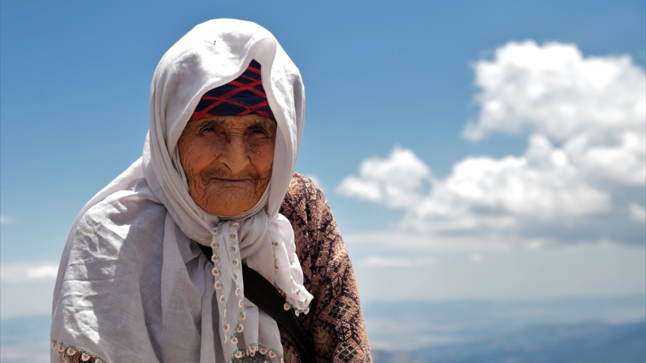 Merkez Onikişubat ilçesine bağlı Büyüksır Mahallesi`nde yaşayan Fatma Zor, yaptığı açıklamada, eskiden kimsenin bilmediği tepenin şimdi kalabalıklaştığını söyledi.
