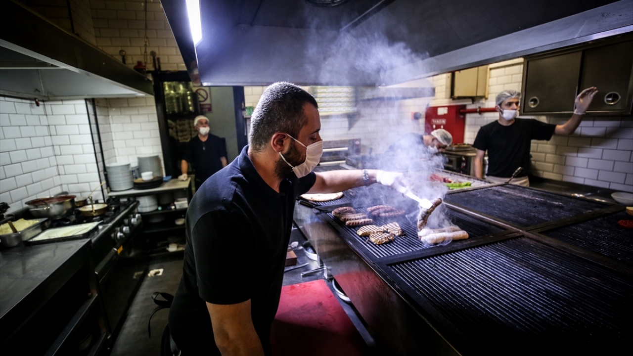 Tarihi Kayhan Çarşısı`nda 1999 yılında 20 metrekarelik dükkanda köfteciliğe başlayan aile, zamanla işlerini büyüterek 30 kişiye istihdam sağlayan bir işletmeye dönüştürdü.