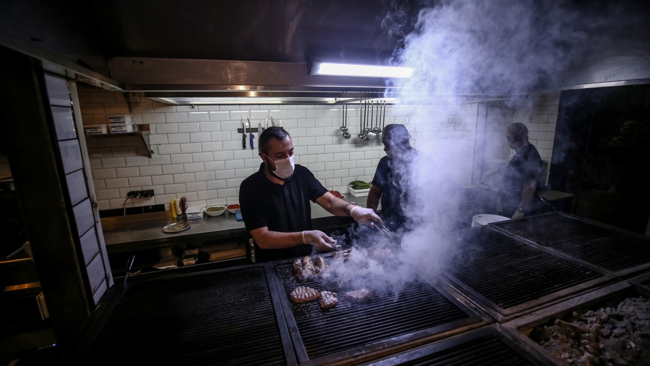 Babalarıyla tarihi çarşıda küçük dükkanlarında başlayan sürecin farklı noktalara geldiğini belirten Yaman, çocukluk ve gençlik dönemlerinin köftecilikle geçtiğini anlattı.